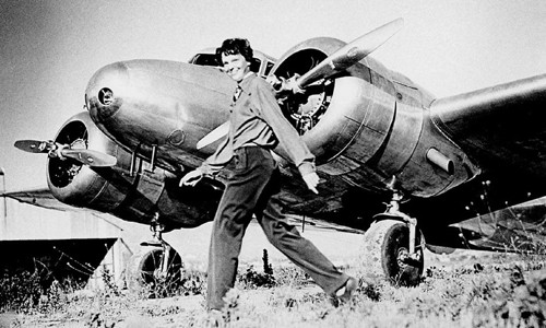 Amelia Earhart là người phụ nữ đầu tiên và là người thứ 2 trên thế giới bay một mình qua Đại Tây Dương. Chuyến bay lịch sử đó của Amelia Earhart diễn ra vào ngày 20/5/1932 từ Newfoundland và hạ cánh ở Ireland. Chuyến bay một mình qua Đại Tây Dương của cô hoàn thành trong 15 giờ. Chính vì vậy, Amelia Earhart lọt vào danh sách những  phụ nữ nổi tiếng lịch sử.